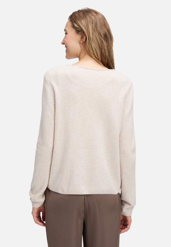 Feinstrickpullover mit Applikation / Modellfoto Rückseite