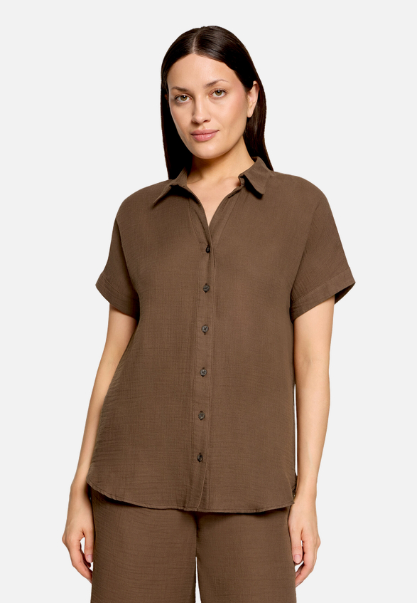Hemdkragenbluse  mit Knopfleiste  / Modellfoto Vorderseite