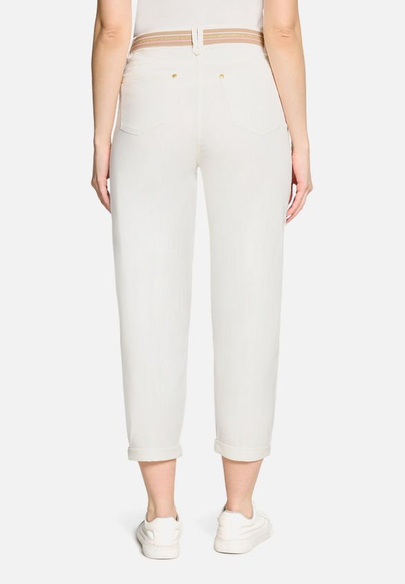 Casual-Hose mit Gürtel / Modellfoto Rückseite