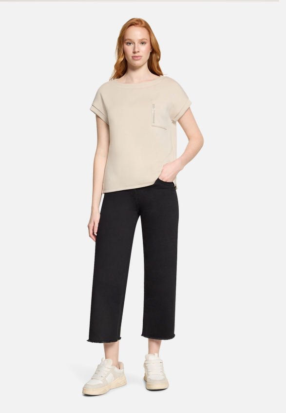 Sweatshirt mit Seitenschlitzen / Modellfoto Vorderseite (Outfit)