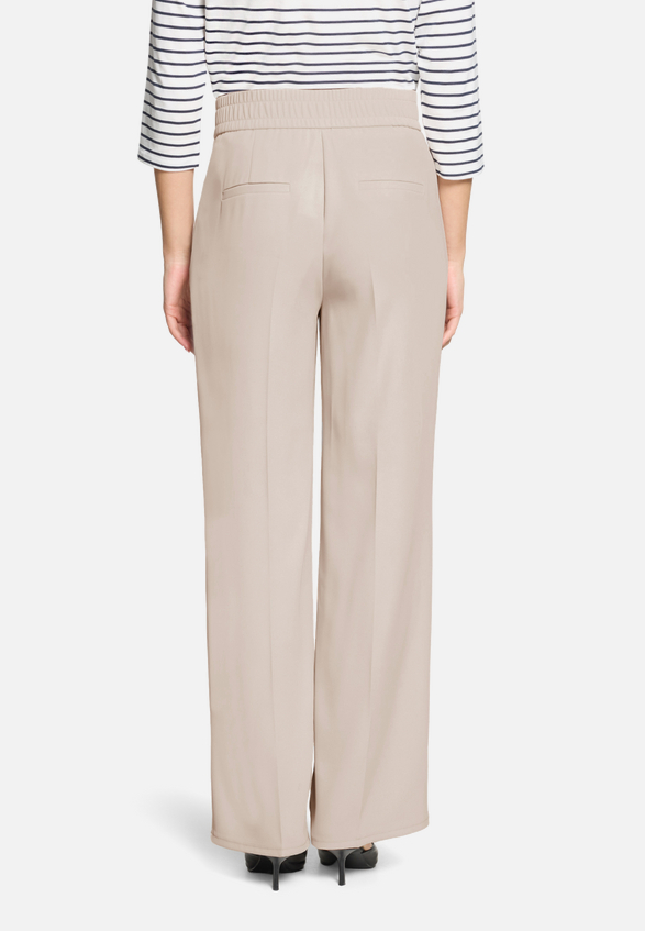 Stoffhose unifarben / Modellfoto Rückseite