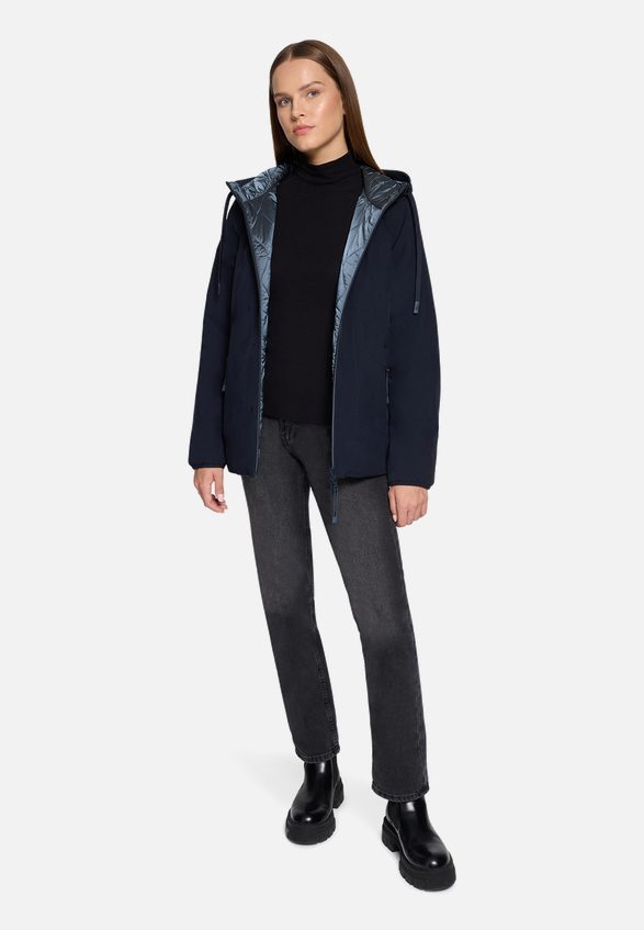Wendejacke mit Kapuze / Modellfoto Vorderseite (Outfit)