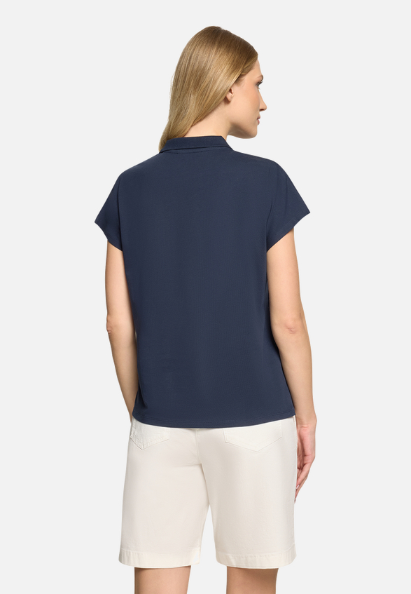 Poloshirt mit Schmucksteinen / Modellfoto Rückseite