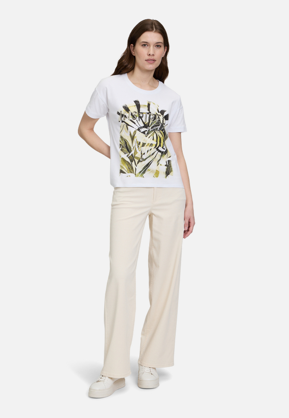 Basic Shirt mit Aufdruck / Modellfoto Vorderseite (Outfit)