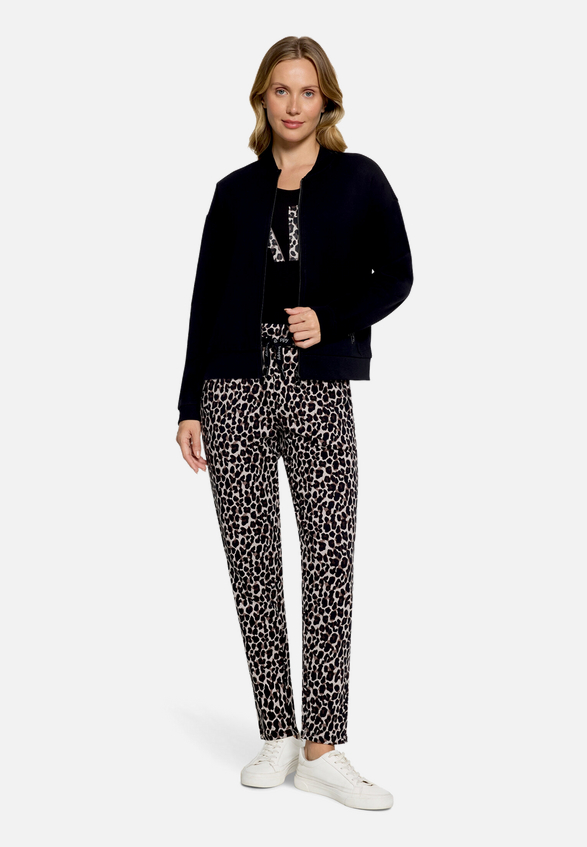 Joggingpant mit elastischem Bund / Modellfoto Vorderseite (Outfit)