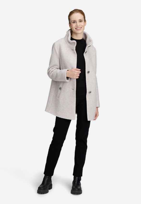Wollmantel mit hohem Kragen / Modellfoto Vorderseite (Outfit)