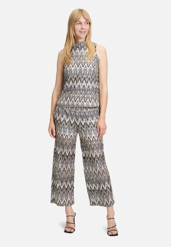 Crop-Top mit Stehkragen / Modellfoto Vorderseite (Outfit)