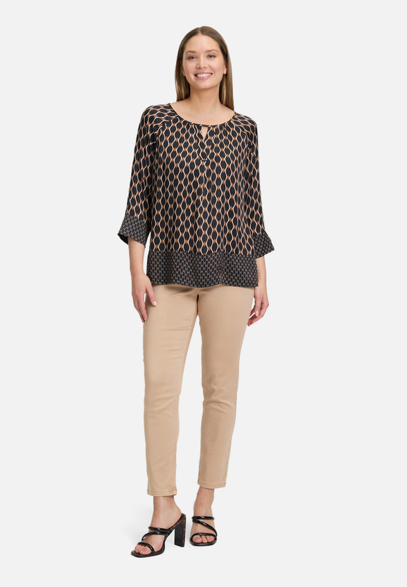 Schlupfbluse mit Print / Modellfoto Vorderseite (Outfit)