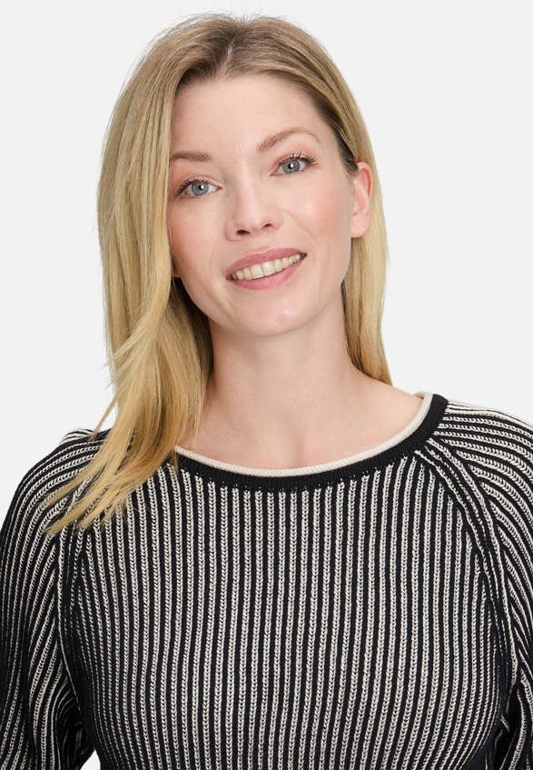 Grobstrick-Pullover mit Rippenstruktur / Detailbild
