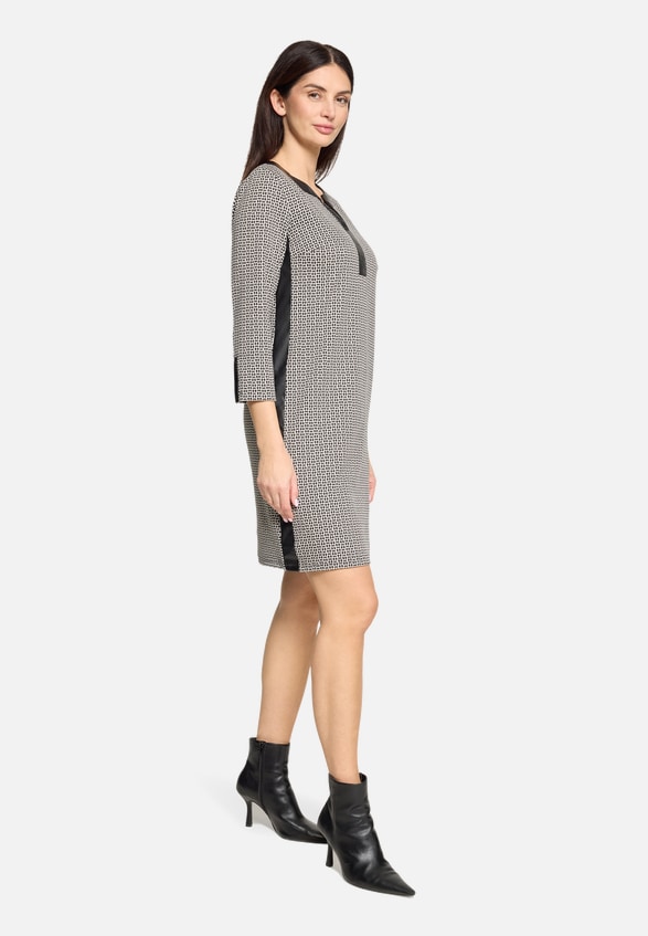 Jerseykleid mit Eingrifftaschen / Modellfoto Vorderseite (Outfit)