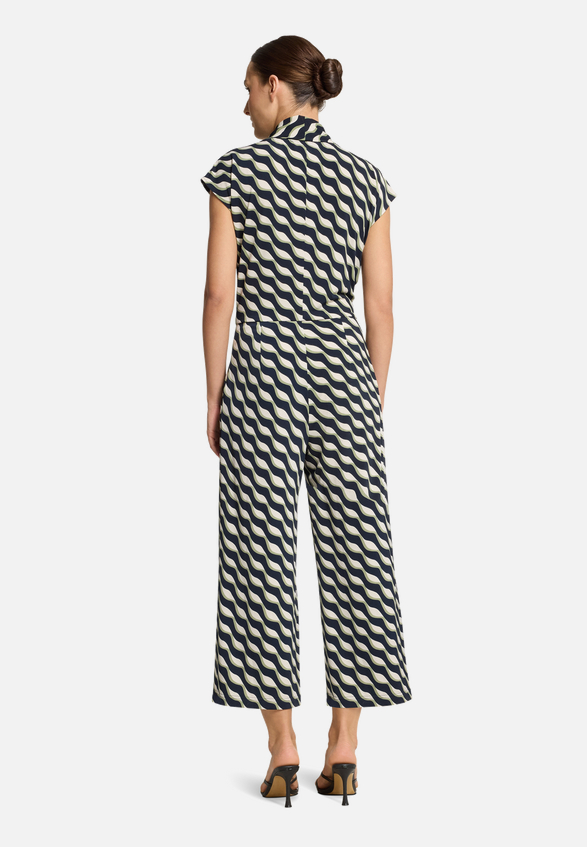 Jumpsuit mit Eingrifftaschen / Modellfoto Rückseite