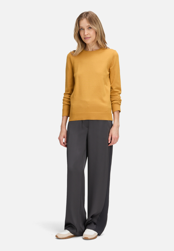 Basic-Strickpullover mit Rundhalsausschnitt / Modellfoto Vorderseite (Outfit)