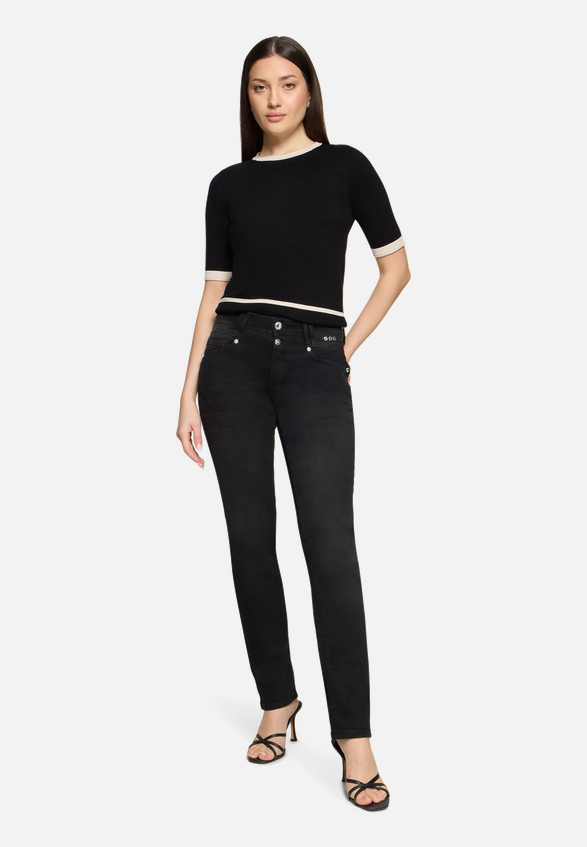 Boyfriend-Hose mit Nieten / Modellfoto Vorderseite (Outfit)