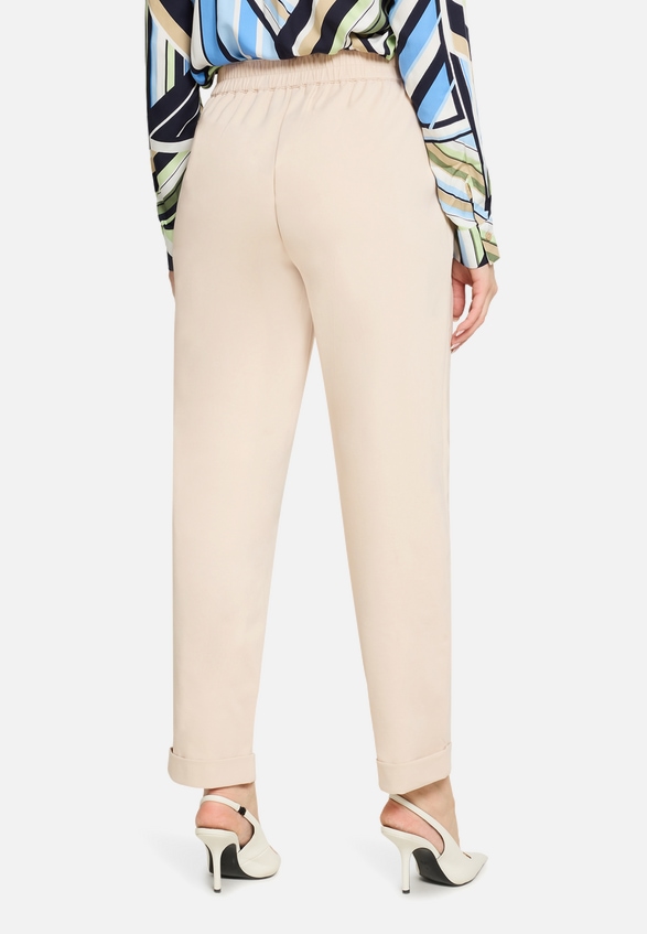 Schlupfhose mit Eingrifftaschen / Modellfoto Rückseite