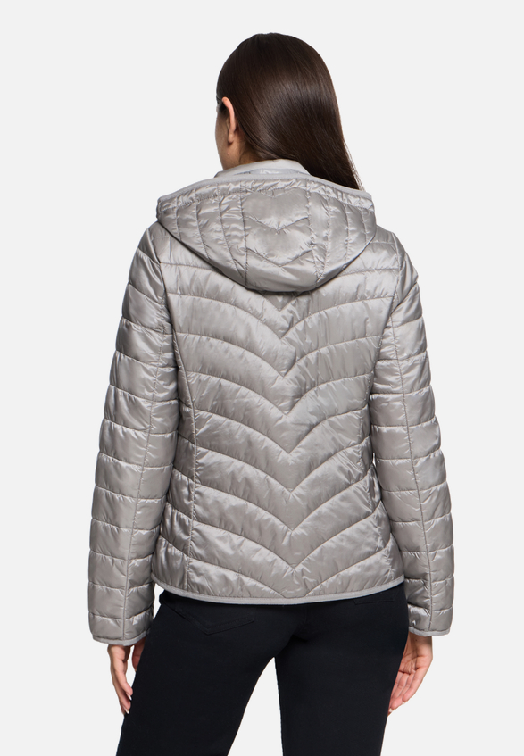 Outdoorjacke mit abnehmbarer Kapuze / Modellfoto Rückseite