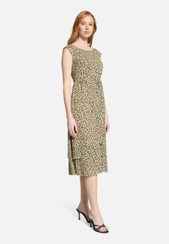 Chiffonkleid mit Bindegürtel / Modellfoto Vorderseite (Outfit)