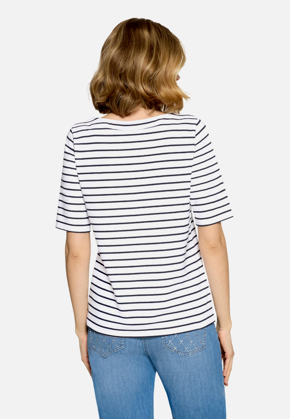 Ringelshirt mit U-Boot-Ausschnitt / Modellfoto Rückseite