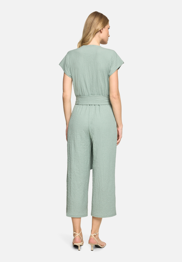 Jumpsuit mit Bindegürtel / Modellfoto Rückseite