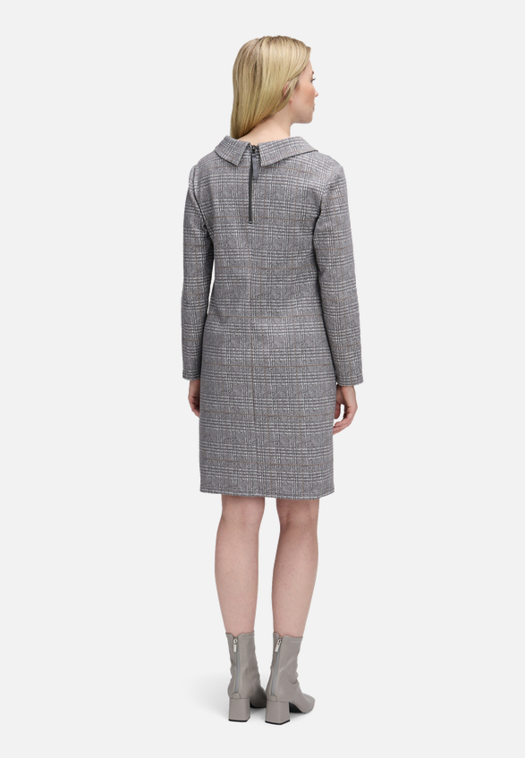 Sweatkleid mit Kragen / Modellfoto Rückseite