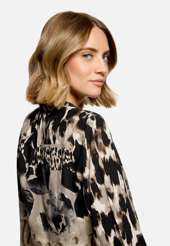 Longbluse mit Stehkragen / Detailbild