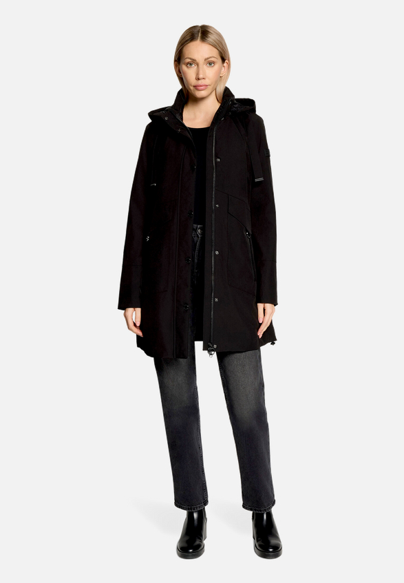 Outdoorjacke mit abnehmbarer Kapuze / Modellfoto Vorderseite (Outfit)