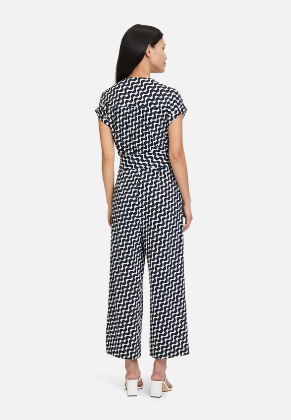 Jumpsuit mit Eingrifftaschen / Modellfoto Rückseite