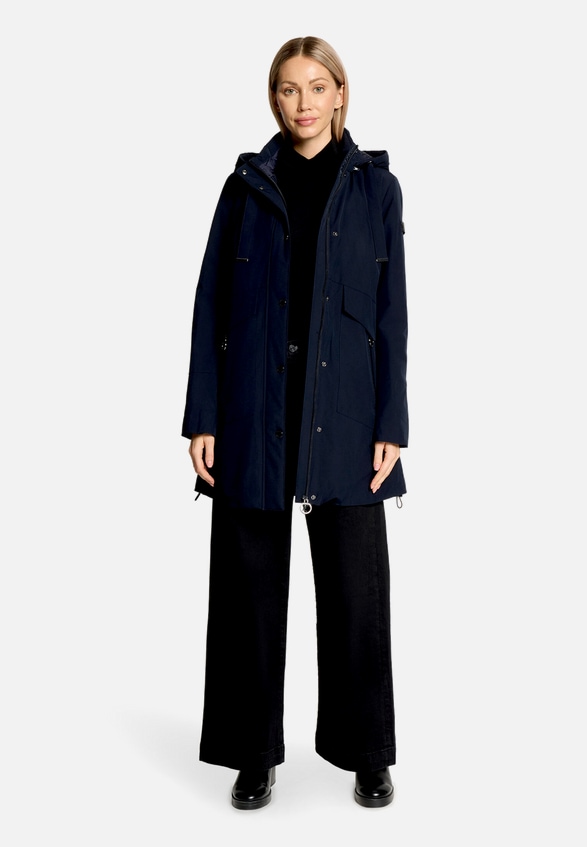Outdoorjacke mit abnehmbarer Kapuze / Modellfoto Vorderseite (Outfit)