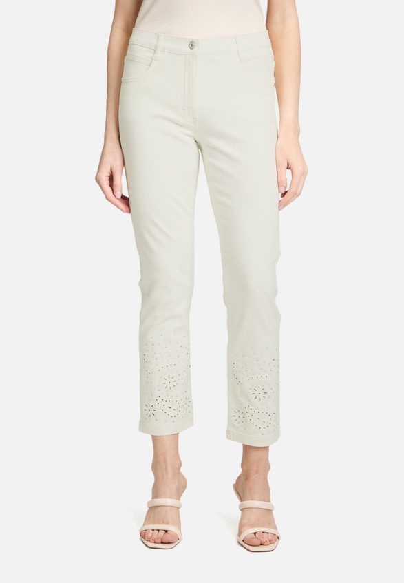 Casual-Hose mit Stickerei / Modellfoto Vorderseite