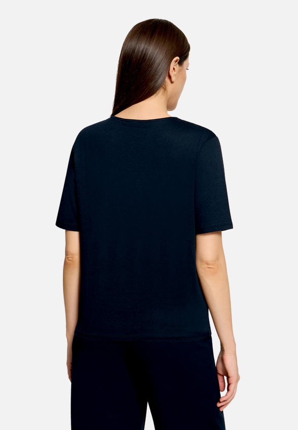 Print-T-Shirt mit Schleifenknoten / Modellfoto Rückseite