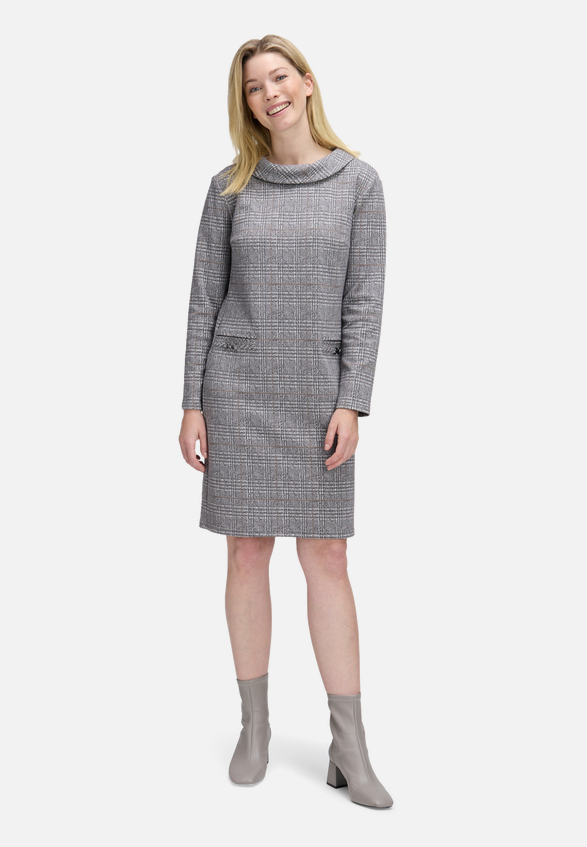 Sweatkleid mit Kragen / Modellfoto Vorderseite (Outfit)