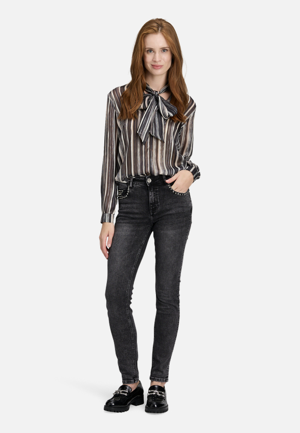 Basic-Jeans mit Waschung / Modellfoto Vorderseite (Outfit)