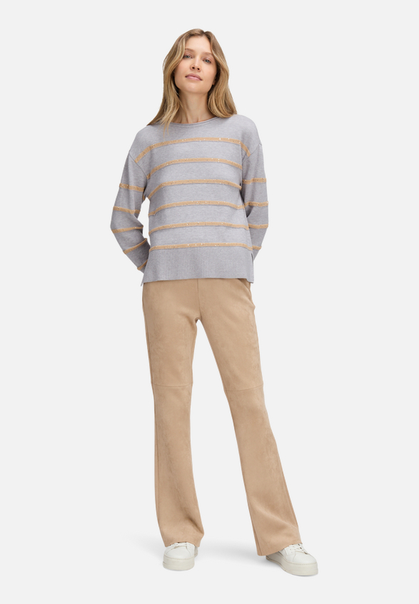 Strickpullover mit Pailletten / Modellfoto Vorderseite (Outfit)