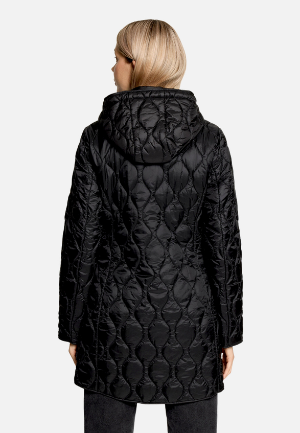 Outdoorjacke mit abnehmbarer Kapuze / Modellfoto Rückseite
