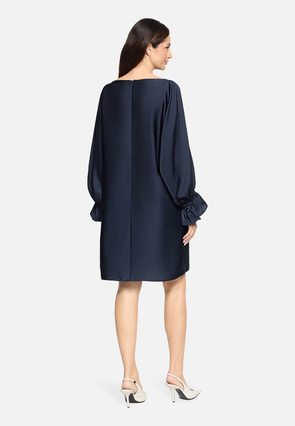 Midikleid langarm / Modellfoto Rückseite