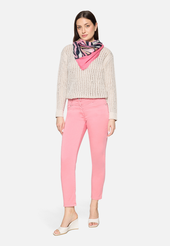 Basic-Schal mit Aufdruck / Modellfoto Vorderseite (Outfit)