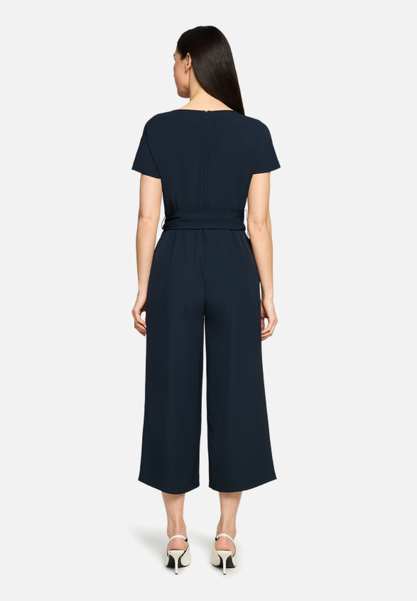 Jumpsuit mit Eingrifftaschen / Modellfoto Rückseite