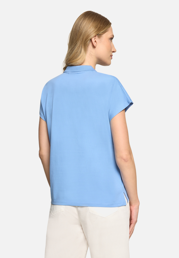 Poloshirt mit Schmucksteinen / Modellfoto Rückseite