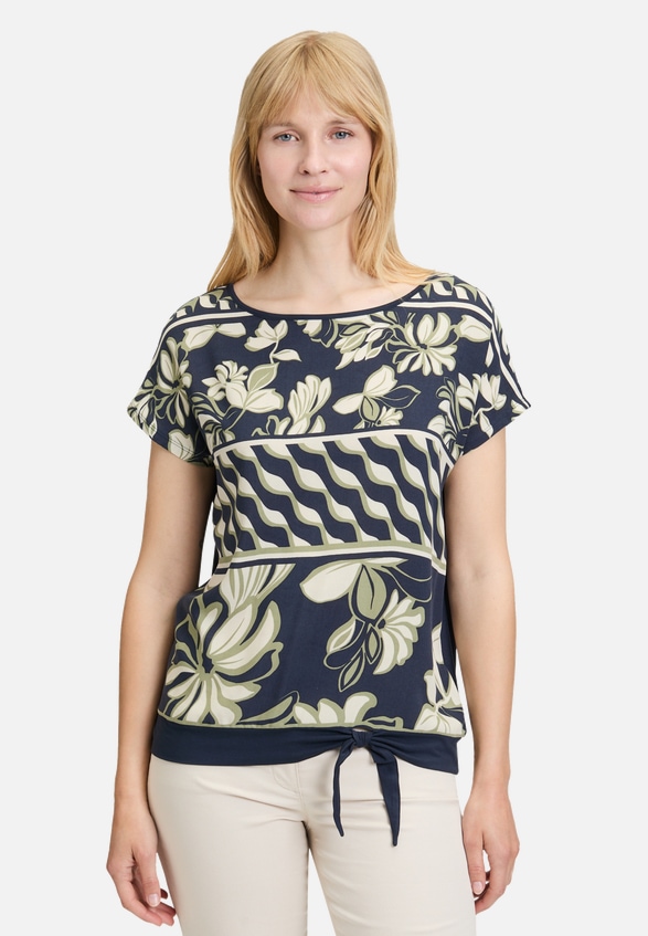 Basic Shirt mit Schleifenknoten / Modellfoto Vorderseite