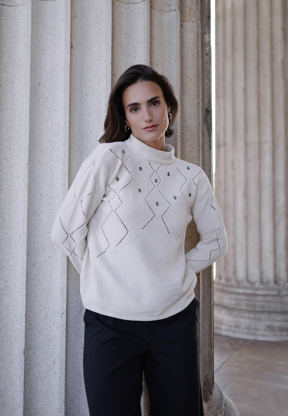 Strickpullover mit Schmucksteinen / Imagebild