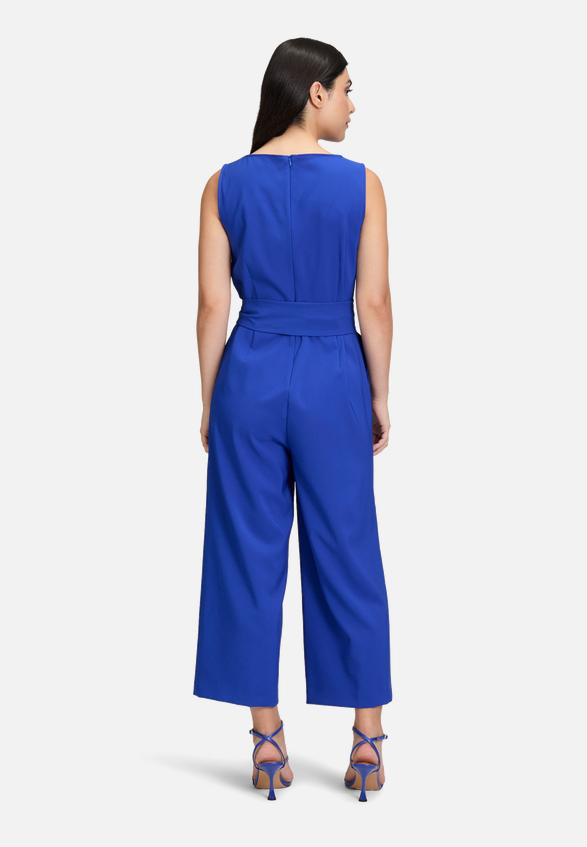 Eleganter Jumpsuit mit Eingrifftaschen / Modellfoto Rückseite