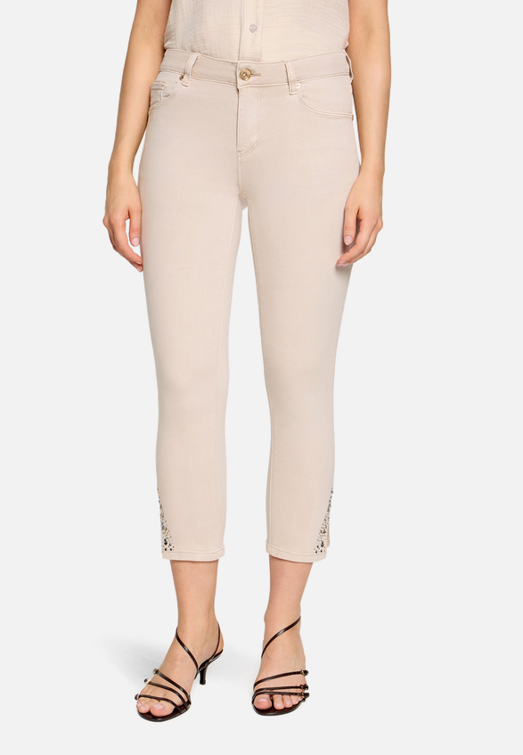 Basic-Jeans mit Waschung / Modellfoto Vorderseite