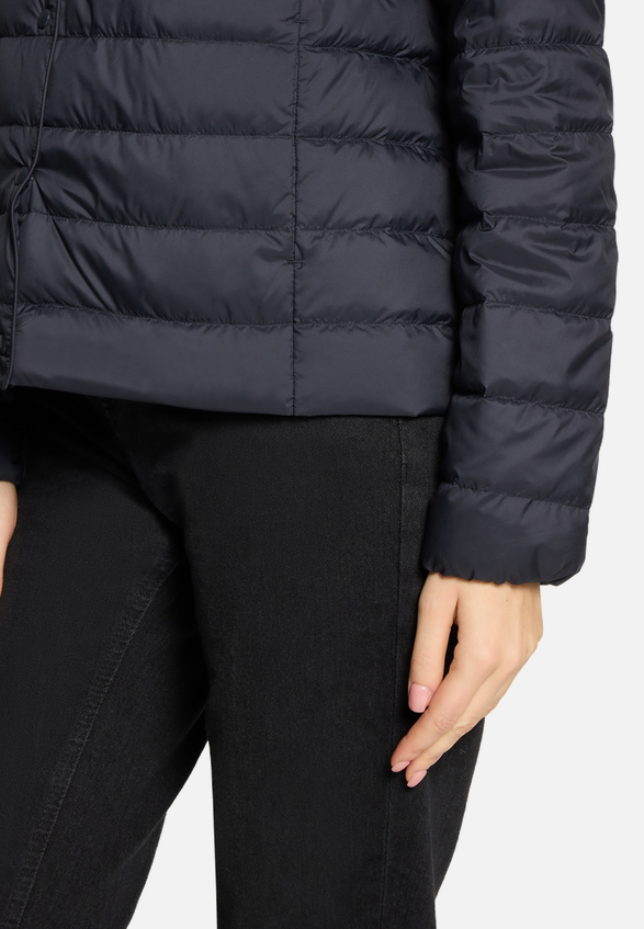 Daunen-Steppjacke mit Rundhalsausschnitt / Detailbild