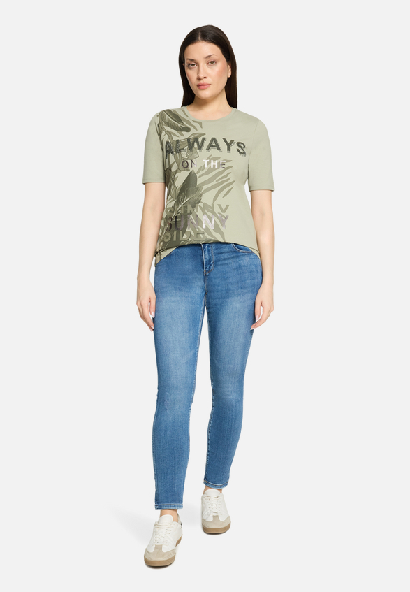 Basic Shirt mit Aufdruck / Modellfoto Vorderseite (Outfit)