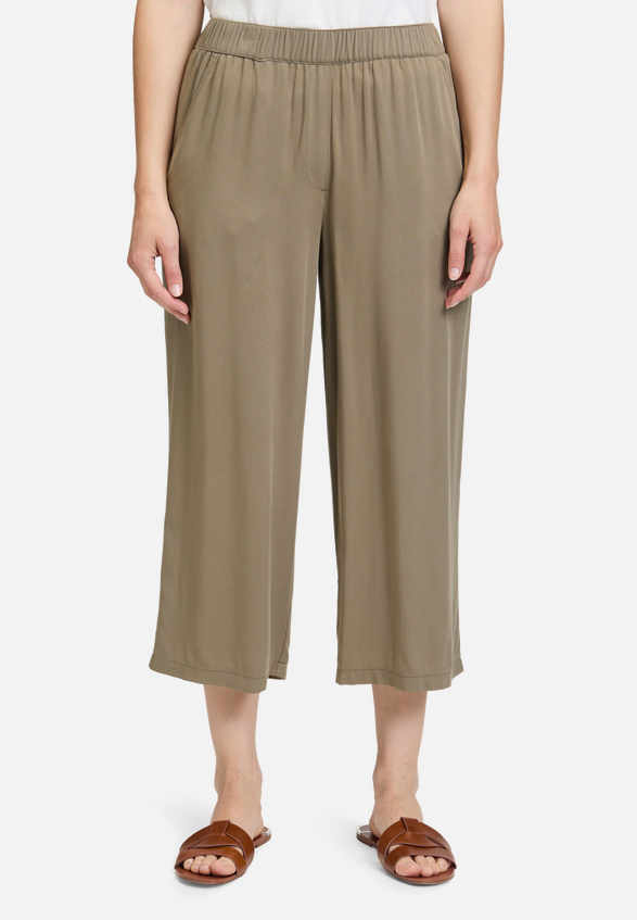 Schlupfhose mit Eingrifftaschen / Modellfoto Vorderseite