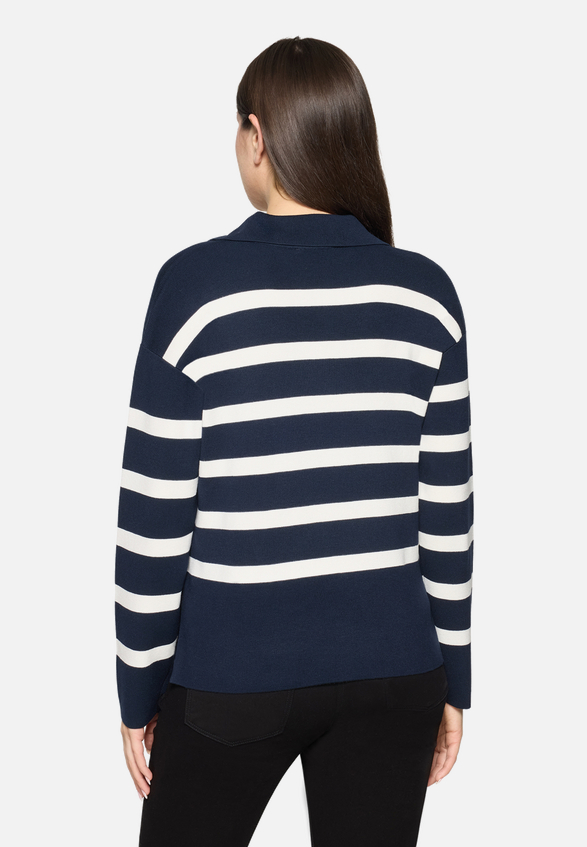 Strickpullover mit Streifen / Modellfoto Rückseite