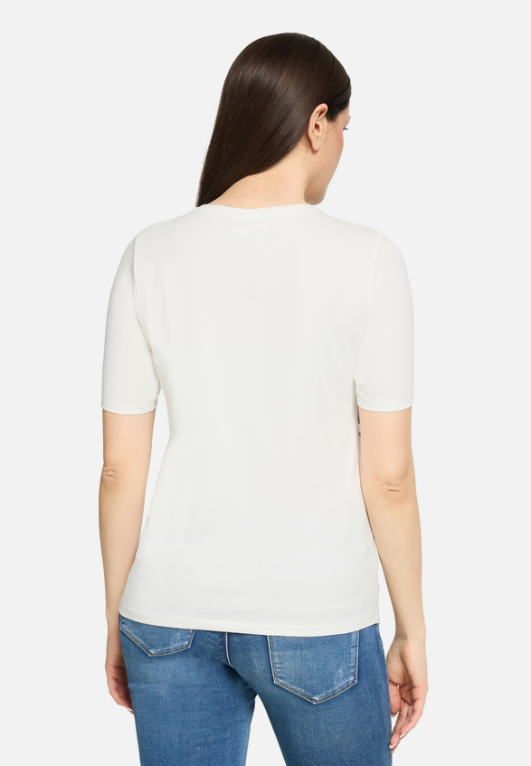 Basic Shirt mit Aufdruck / Modellfoto Rückseite