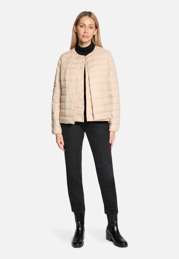 Daunen-Steppjacke mit Rundhalsausschnitt / Modellfoto Vorderseite (Outfit)