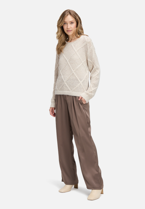 Strickpullover mit Effektgarn / Modellfoto Vorderseite (Outfit)