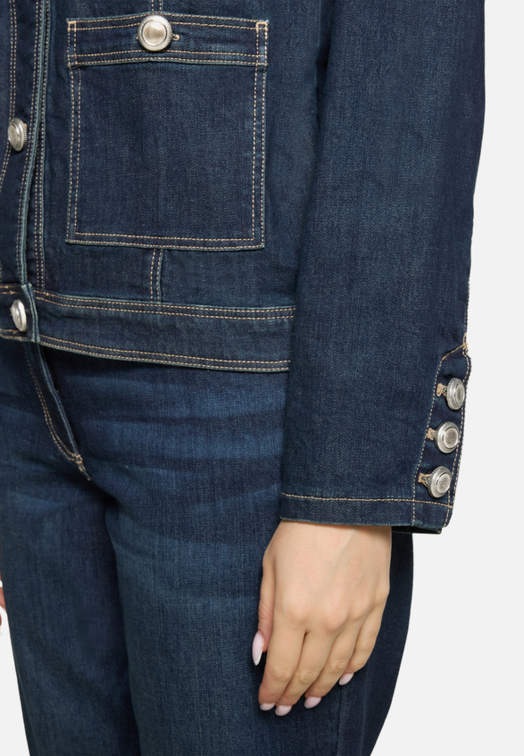 Jeansjacke mit Knöpfen / Detailbild