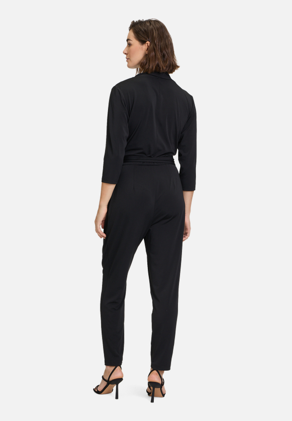 Jumpsuit mit Eingrifftaschen / Modellfoto Rückseite